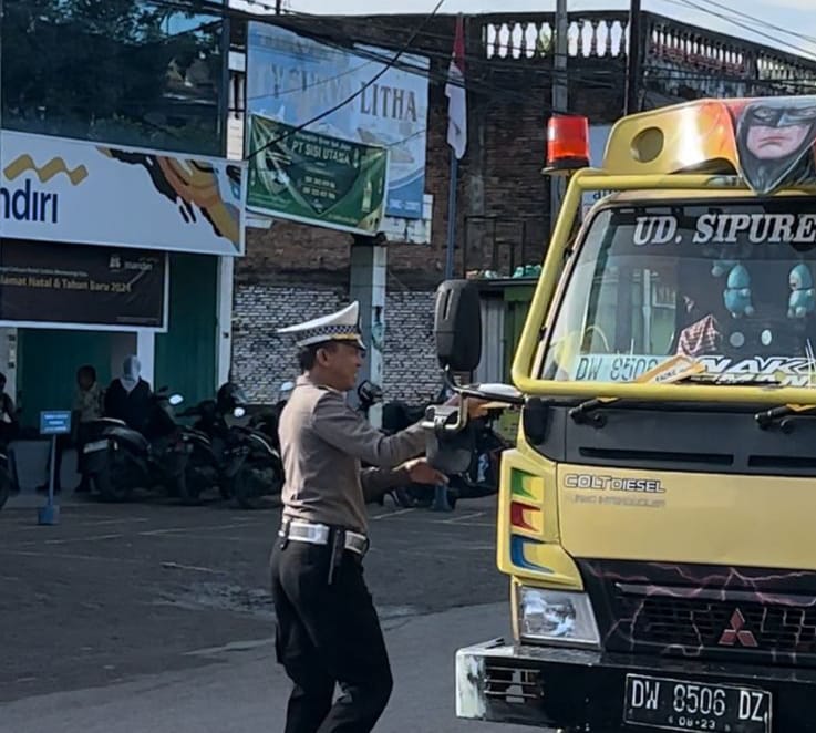 Jum'at Berkah, Sat Lantas Polres Sinjai Kembali Berbagi Terhadap Sesama