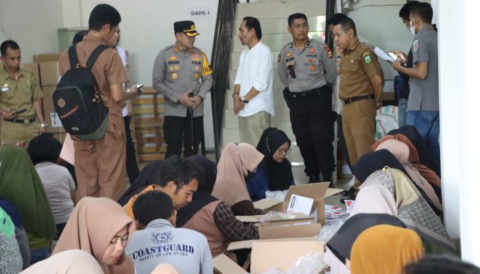 Kapolres Luwu Tinjau Langsung Kegiatan Sortir dan Lipat Surat Suara Pemilu di Gudang Logistik KPU