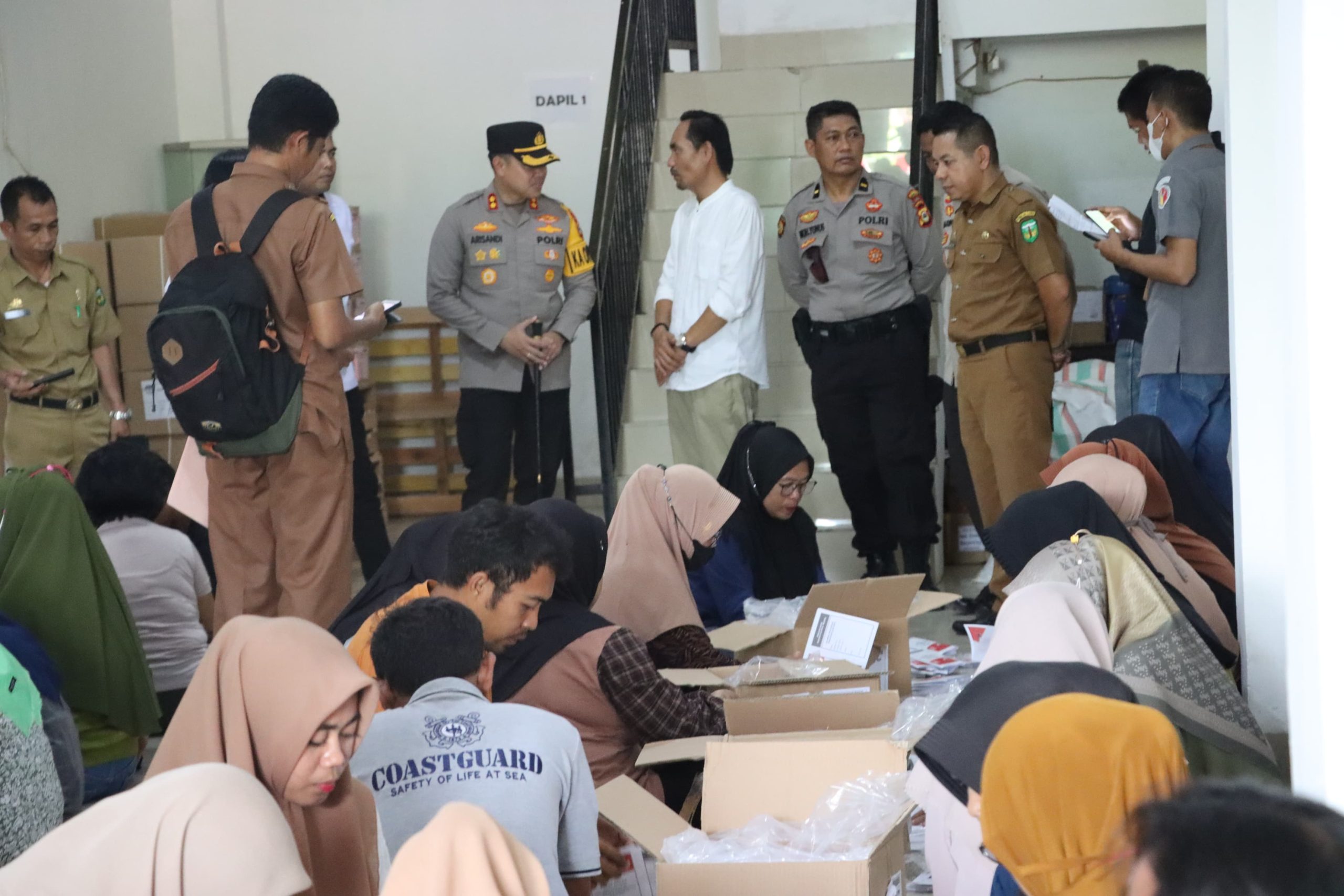 Kapolres Luwu Tinjau Langsung Kegiatan Sortir dan Lipat Surat Suara Pemilu di Gudang Logistik KPU