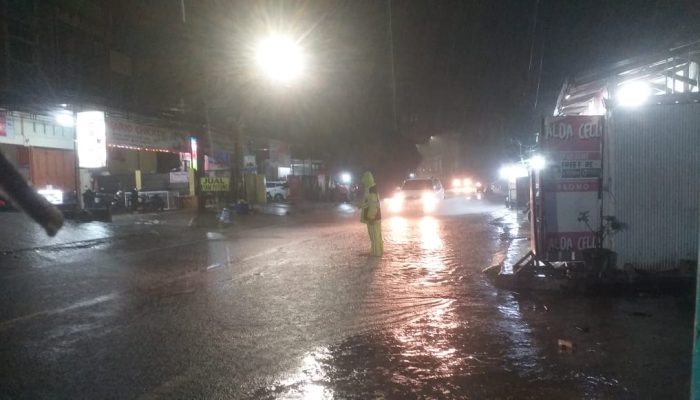 Ditengah Guyuran Hujan, Personil Sat Lantas Polres Pare-Pare Lakukan PAM Gatur Lalin