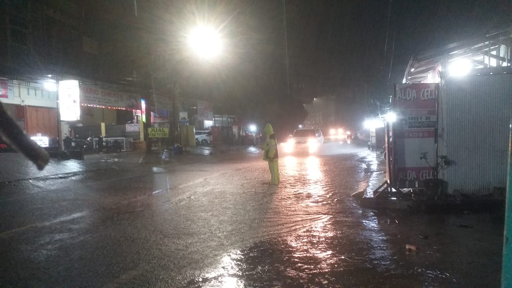 Ditengah Guyuran Hujan, Personil Sat Lantas Polres Pare-Pare Lakukan PAM Gatur Lalin