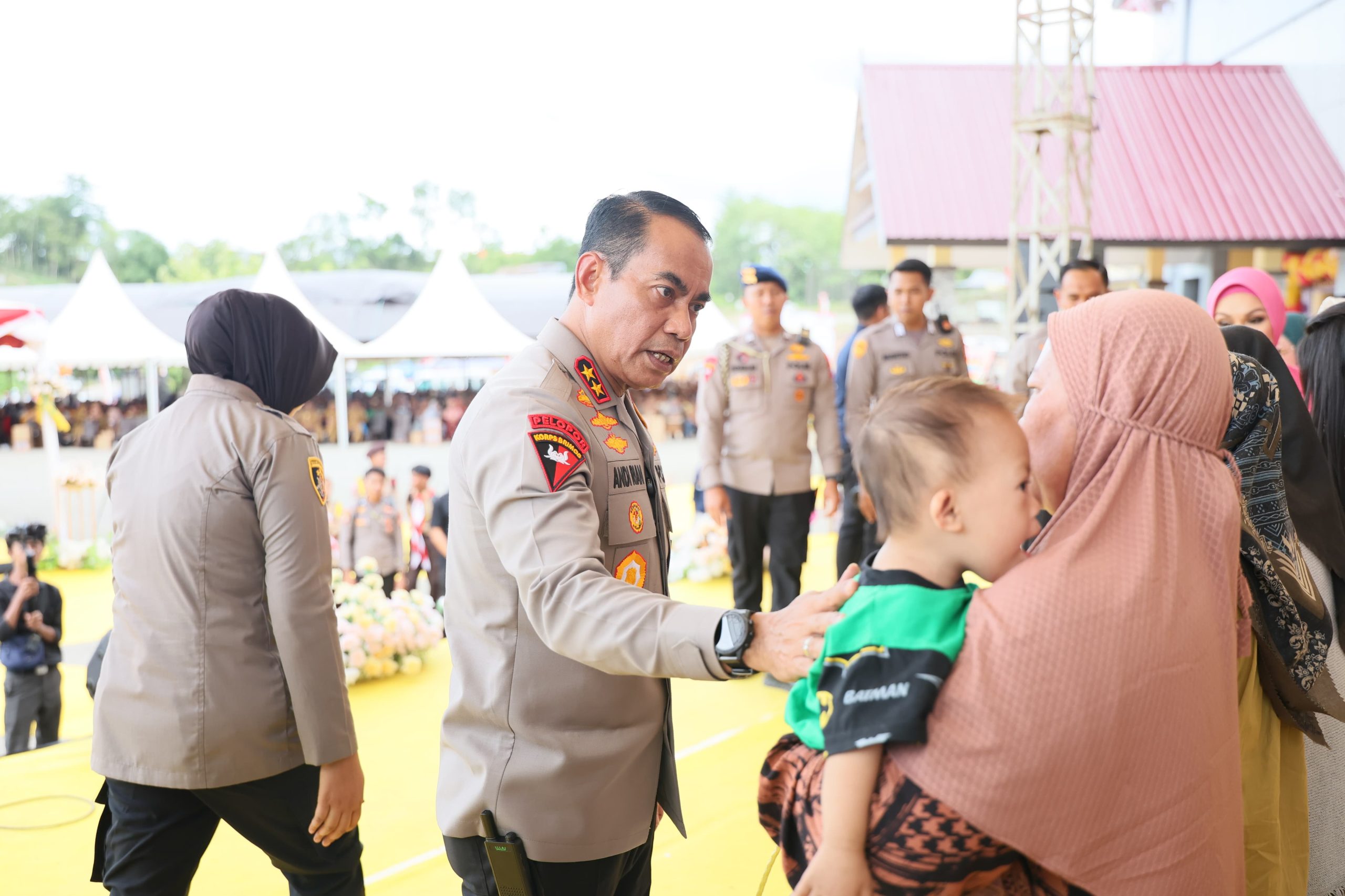 Kapolda Sulsel Laksana Pasar Murah,Bakti Sosial dan Kesehatan Saat Kungker Ke Soppeng