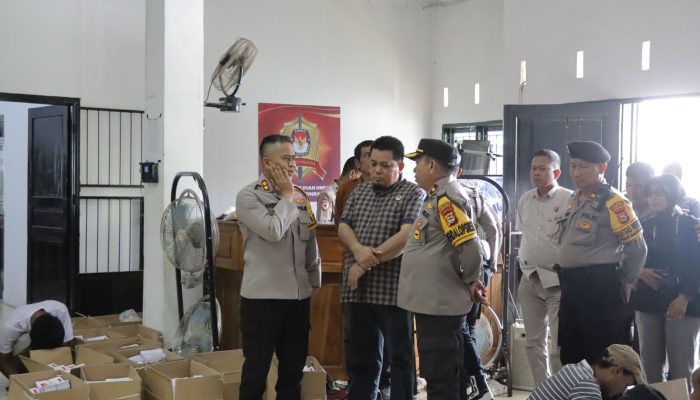 Kapolres Pinrang Cek Gudang KPU Serta Kontrol Pelipatan dan Penyortiran Kertas Suara Pemilu 2024