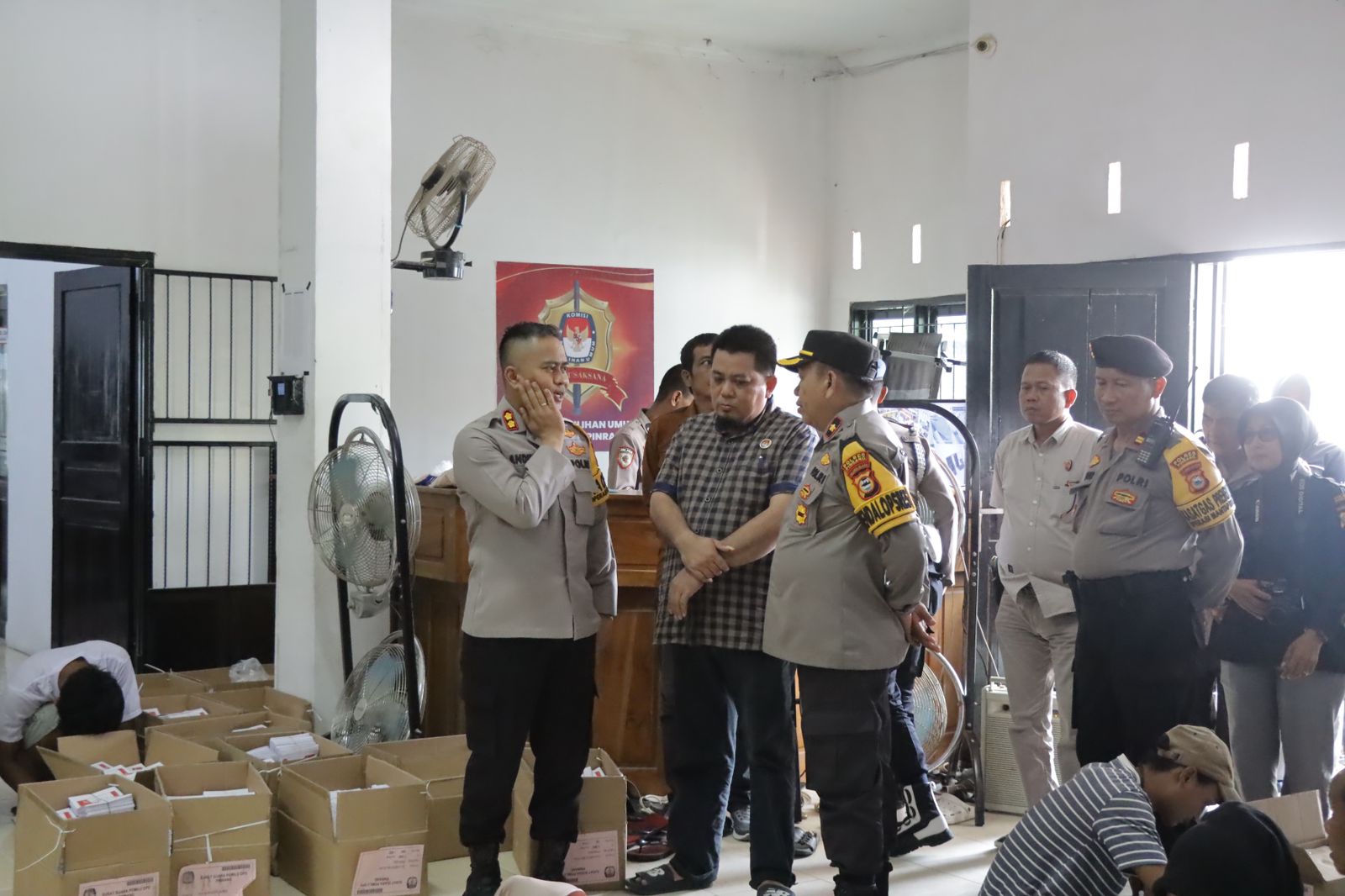 Kapolres Pinrang Cek Gudang KPU Serta Kontrol Pelipatan dan Penyortiran Kertas Suara Pemilu 2024