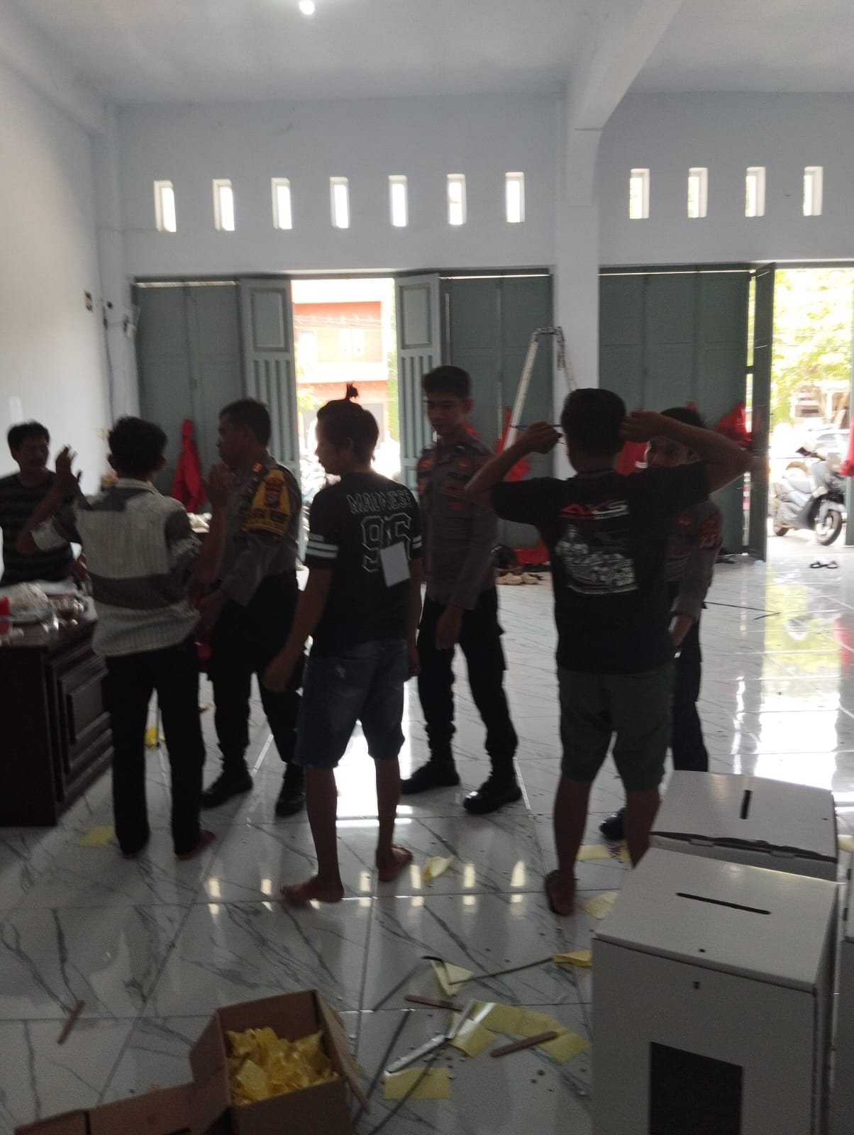 Kapolres Wajo Turunkan Personel Untuk Melakukan Pengamanan Pelipatan Surat Suara Pemilu