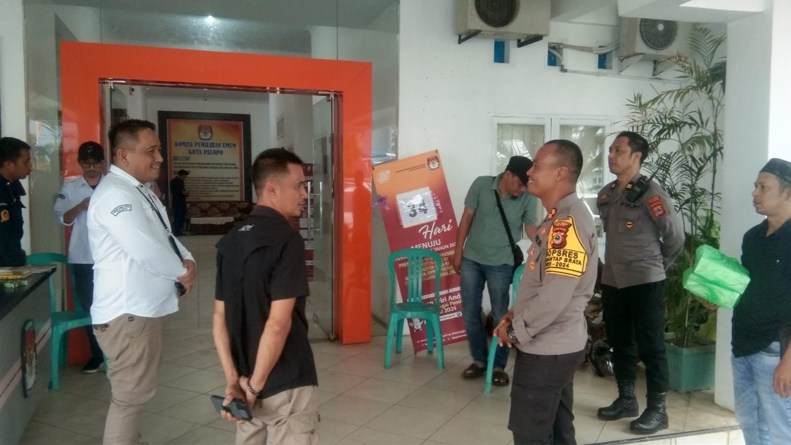 Pastikan Penyortiran dan Pelipatan Surat Suara Pemilu 2024, AKBP Safi'i Turun Langsung Pimpin Pengamanan