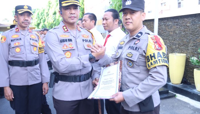 Kapolres Parepare Berikan Penghargaan Kepada 19 Personilnya Yang Berprestasi