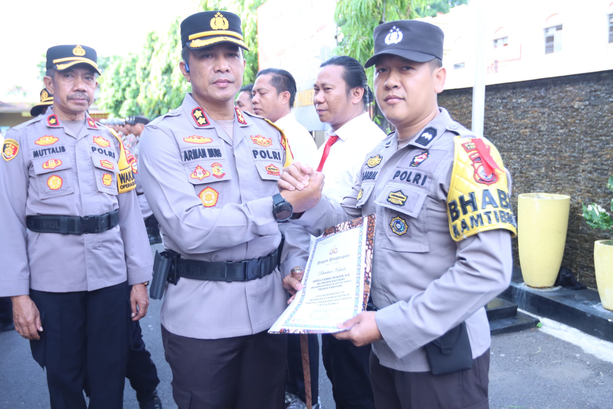 Kapolres Parepare Berikan Penghargaan Kepada 19 Personilnya Yang Berprestasi