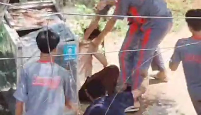 Sigap, Anggota Sat lantas polres Palopo Lerai dan Bantu Siswa Yang diKroyok