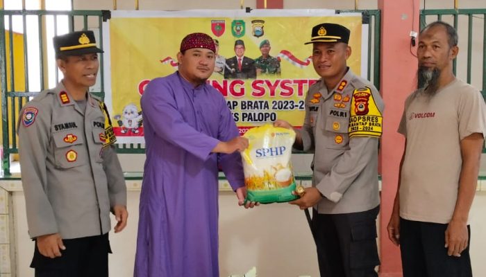 Coolling System Polres Palopo, AKBP Safi’i Serahkan Bansos Ke Warga
