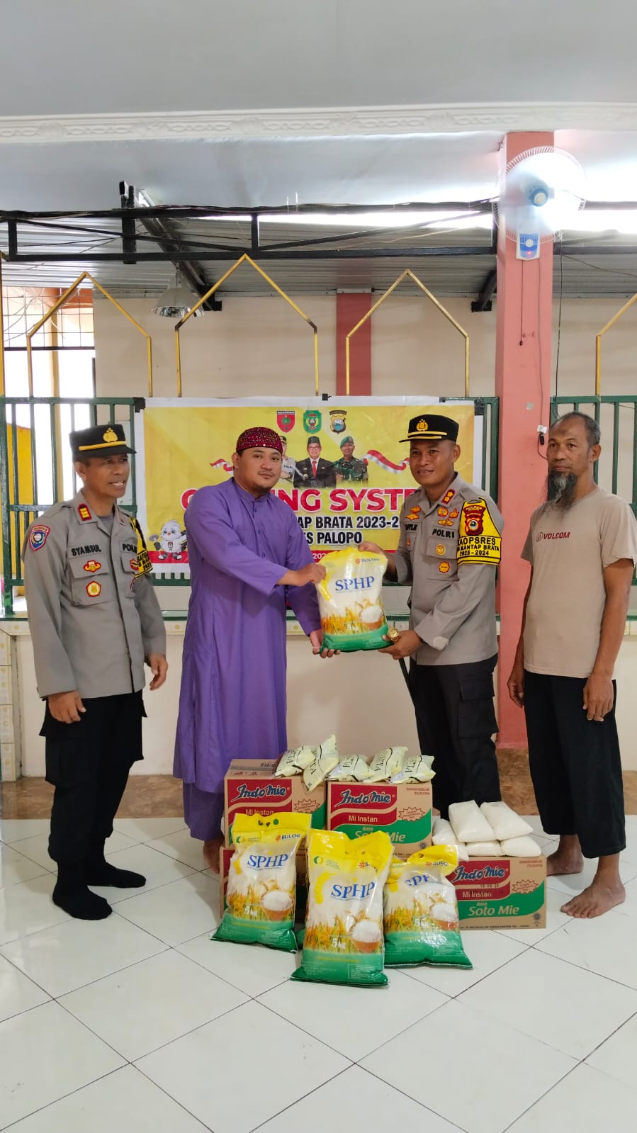 Coolling System Polres Palopo, AKBP Safi'i Serahkan Bansos Ke Warga