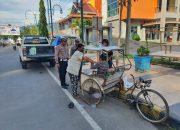 Jumat Berkah, Kasat Lantas Polres Palopo Bagikan Ini Ketukang Ojek dan Warga Yang Membutuhkan