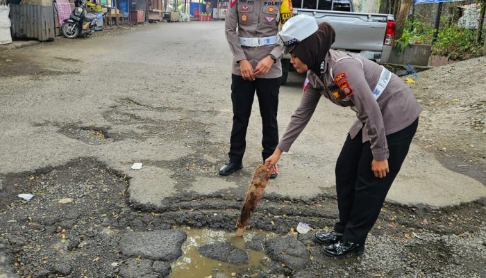 Ciptakan Kamseltibcar Lantas, Kasat Lantas Polres Bone Turun Survey Jalan Rusak
