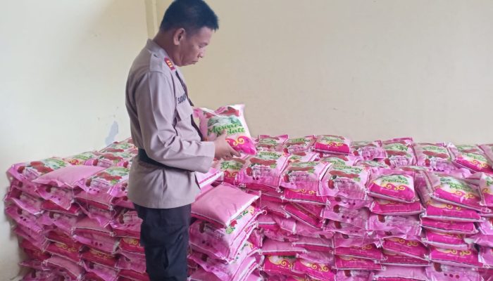 Bantuan Beras dari Kapolda Sulsel Tiba di Polres Sinjai Yang Akan Diserahkan Kepada Warga Saat Kunker
