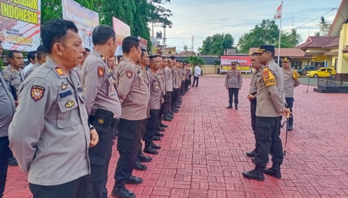Tingkatkan Kesidiplinan, Kapolres Periksa Kerapian Personel