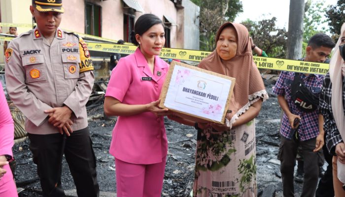 Kapolres Bantaeng Beri Bantuan Kepada Korban Kebakaran di Eremaresa
