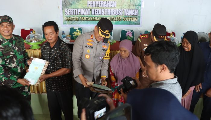Kapolres Soppemg Hadiri Penyerahan Sertifikat Tanah di kantor Desa Paroto