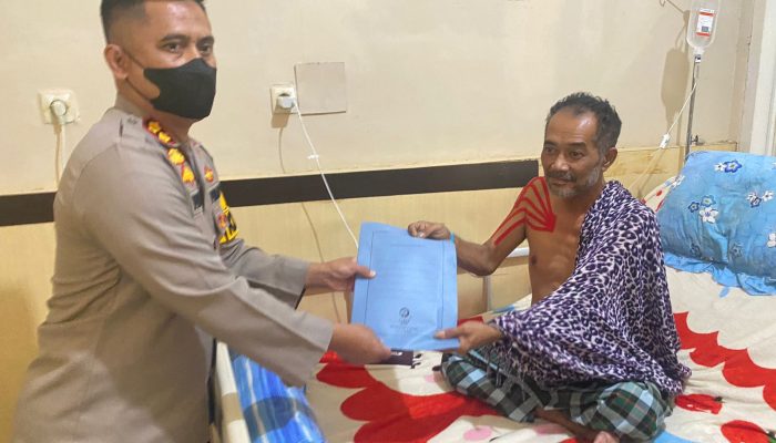 Jenguk Kapolsek Gilireng Yang Dirawat di Rumah Sakit Tenriawaru, AKBP Fatur : Kita ini Adalah Keluarga