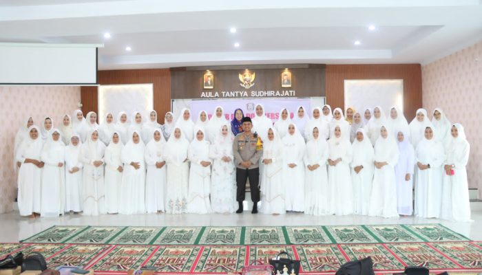 Bhayangkari Polres Soppeng Laksanakan Dzikir dan doa Bersama Serta santuni anak Yatim