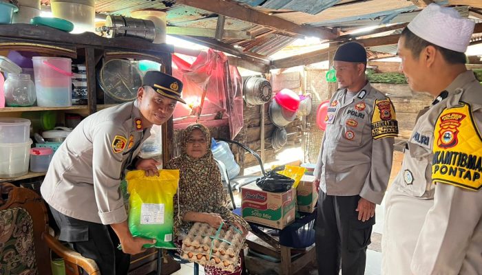 Bagi Sembako Kepada Warga Secara door to door, Safi’i Nafsikin Dinilai Sebagai Kapolres Yang Peduli