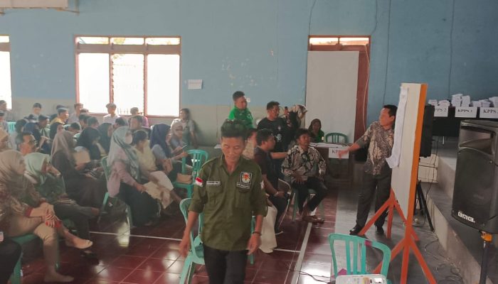 Bhabinkamtibmas Polsek Pammana Pemantauan Bimtek KPPS Pemilu 2024 dan Sampaikan Pesan Kamtibmas