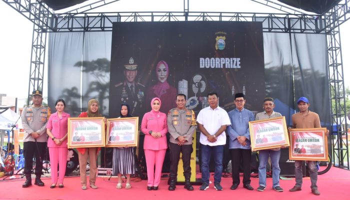 Kapolda Sulsel Kunjungi Bulukumba: Bagikan Ribuan Paket Sembako, 4 Orang Umrah