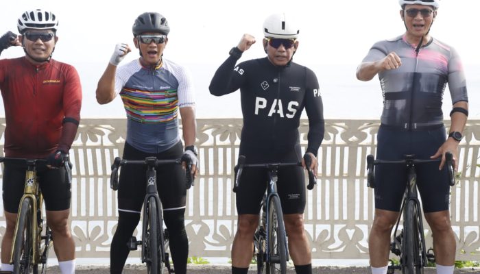 Potret Kapolda Sulsel Gowes Bareng Komunitas Sepeda di Bulukumba