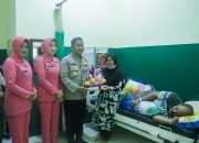 Bersama Ketua Bhayangkari, Kapolres Pinrang Jenguk Personil