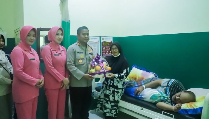 Bersama Ketua Bhayangkari, Kapolres Pinrang Jenguk Personil