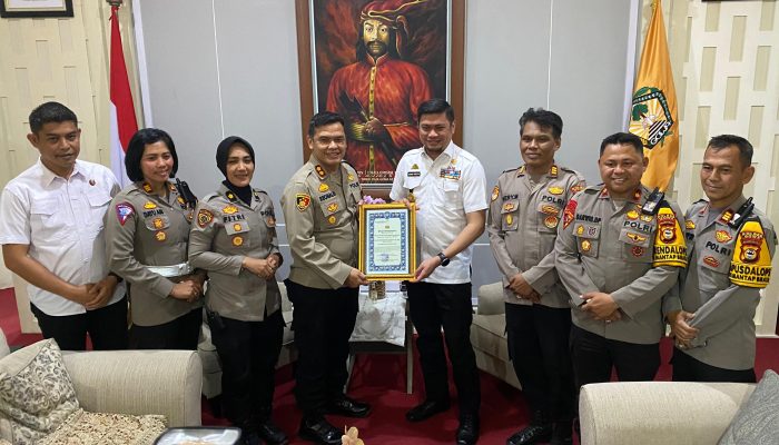 Kapolres Gowa Bersama PJU Berikan Piagam Penghargaan Kepada Bupati Gowa
