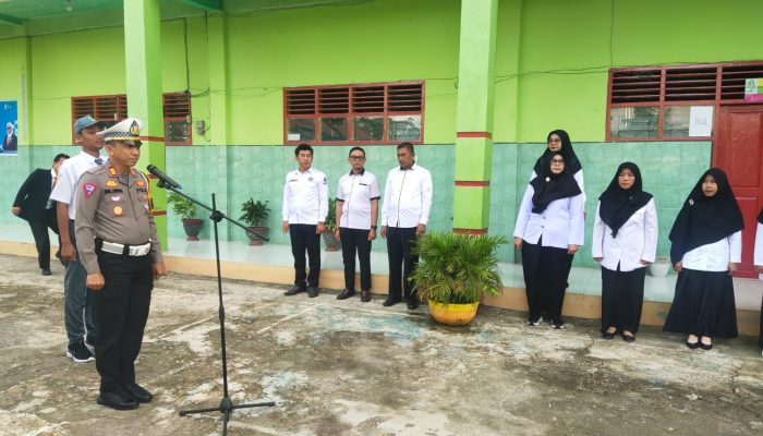 Police Goes To School, Kasat Lantas Polres Sinjai Jadi Pembina Upacara di MAN 2 Sinjai, Sampaikan Imbauan.