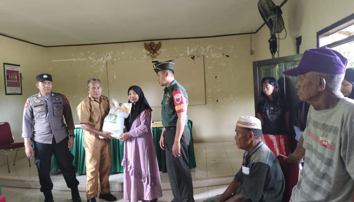 Ps Kanit Binmas Polsek Sabbangparu Polres Wajo Melakukan Pendampingan Penyaluran Bantuan Pangan Beras