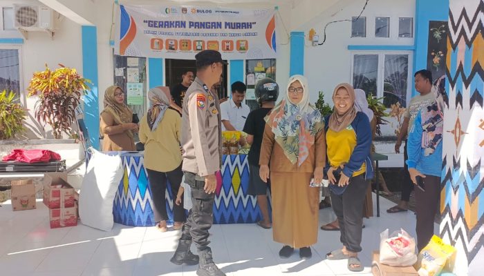 Kanit Reksrim Polsek Pammana bersama Bhabinkamtibmas Pantau Pasar Murah di Kantor Kecamatan Pammana