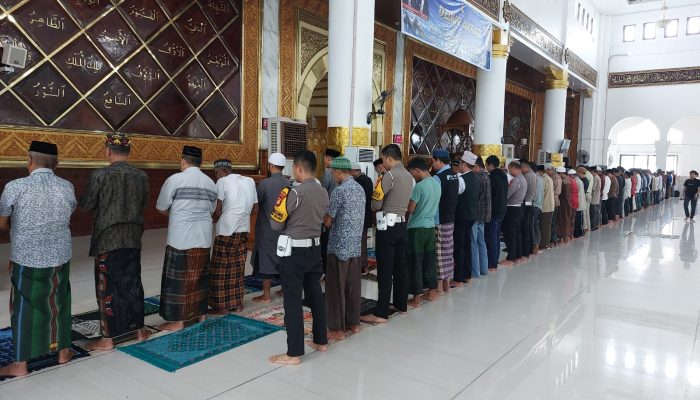 Cegah Pemanfaatan Masjid Sebagai Sarana Politik, Kasat Lantas Polres Wajo bersama Personelnya Laksanakan Sholat Berjamaah