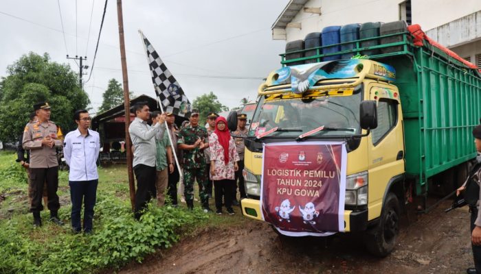 Personel Polres Gowa dan Polsek Kawal Pendistribusian Kotak Suara Logisitik Pemilu ke PPK