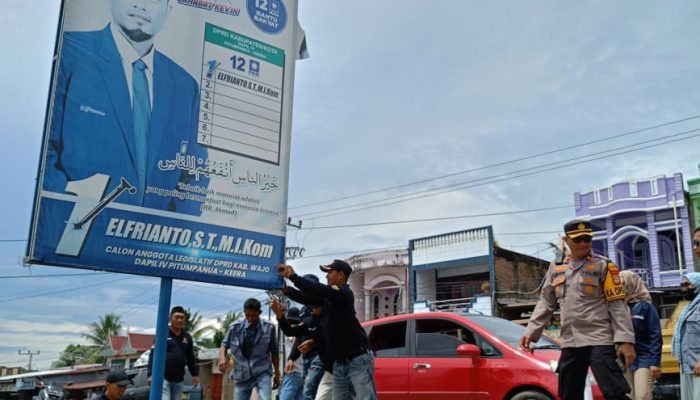 H-3 Pemilu Kapolsek Pitumpanua Polres Wajo Turun Lakukan Pengamanan Pembersihan APK