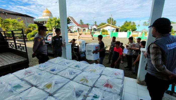 Kapolsek Pitu Riase Laksanakan Pengamanan Pergeseran Logistik Pemilu dari Kecamatan Ke Tingkat Kelurahan