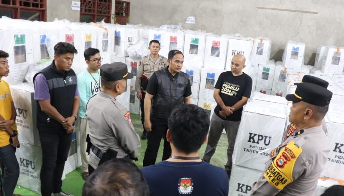 Kapolres Soppeng Pantau Langsung Penyimpanan Logistik KPU