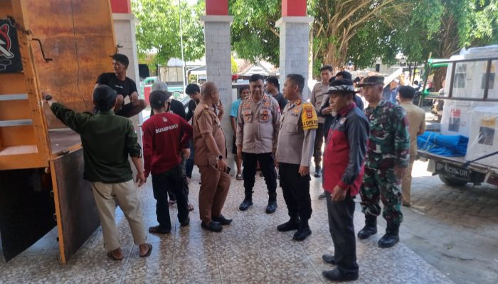 Kapolres Pinrang Memantau Dan Mengecek Kegiatan Pendistribusian Logistik Pemilu 2024 Di Kecamatan Duampanua