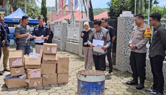 Kapolres Tana Toraja Menghadiri Pemusnahan Surat Suara Pemilu Tahun 2024