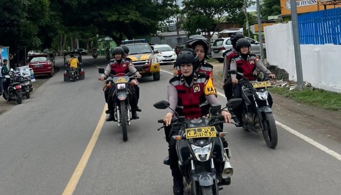 Pastikan Pemilu Aman, Polwan Polres Bulukumba Patroli Jaga Kamtibmas