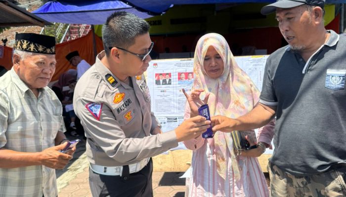 Apresiasi Warga Yang Tidak Golput Serta Peringati Hari Valentine, KRI Luwu Bagi Coklat