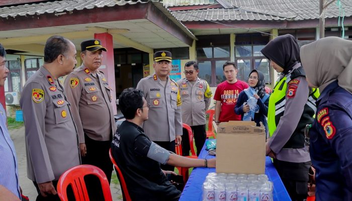 Cek Kesehatan Personil Polri dan Petugas TPS Pemilu 2024, Kapolres Pinrang Bagikan Vitamin