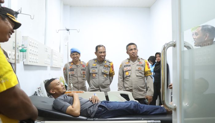 Kapolres Soppeng Bersama PJU Kunjungi Personilnya Yang Sedang Terbaring Sakit Di Rumah Sakit