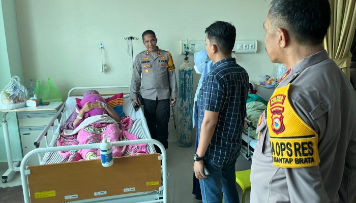 Kapolres Parepare Jenguk 4 Anggota KPPS Yang Dirawat Di RS. Hasri Ainun Habibie