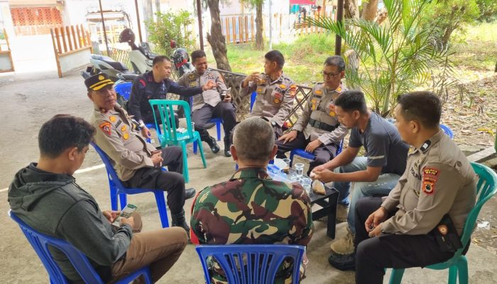 Usai Pencoblosan, Kabag Ops Polres Wajo bersama Kapolsek Tempe Cek Personel Pengamanan Logisitik PPK