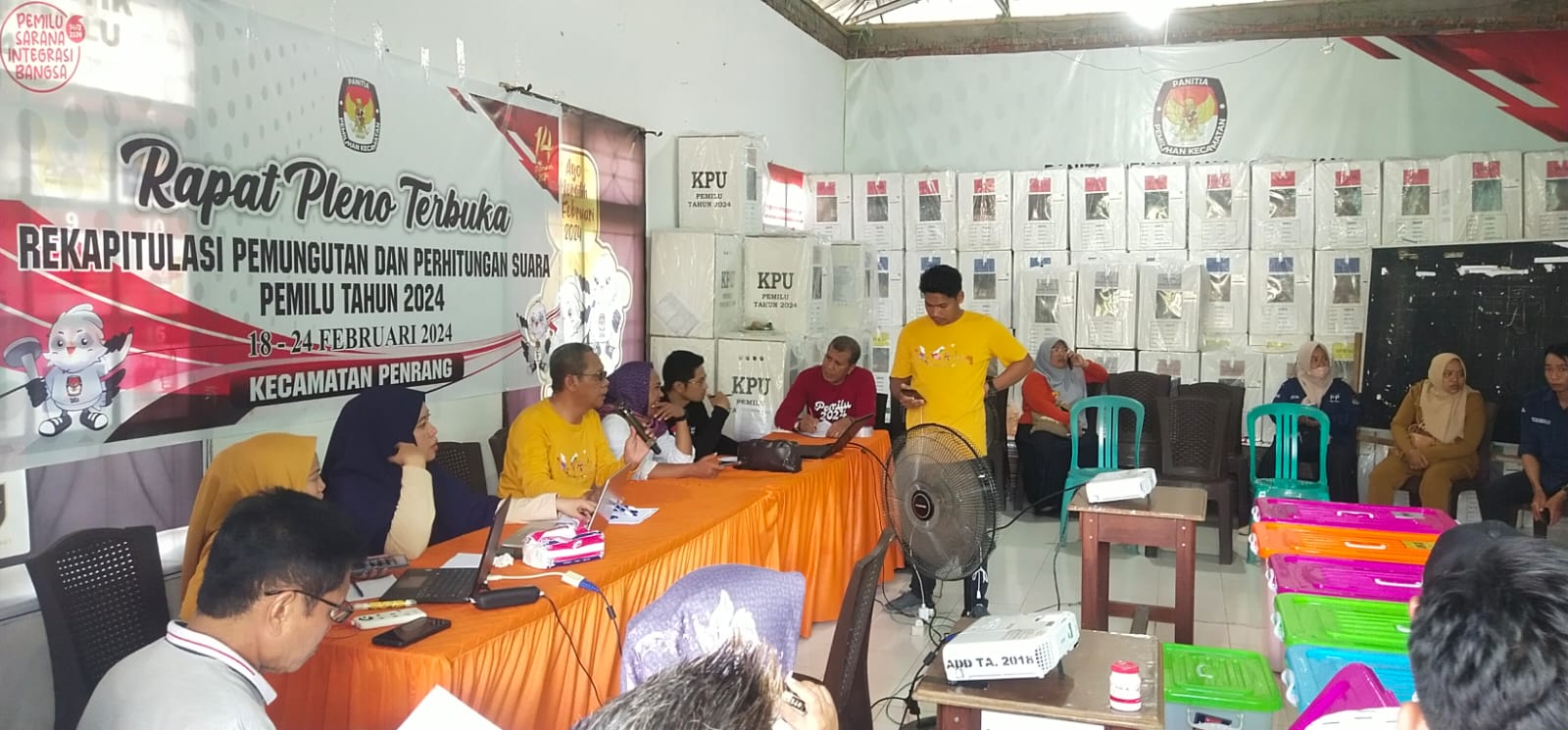 Personil Polsek Penrang Amankan Rapat Pleno Terbuka Rekapitulasi Perolehan Suara di PPK