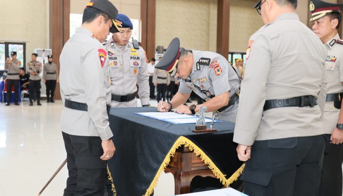 Kapolda Sulsel Pimpin Sertijab Dirsamapta dan Kabid Humas Polda Sulsel