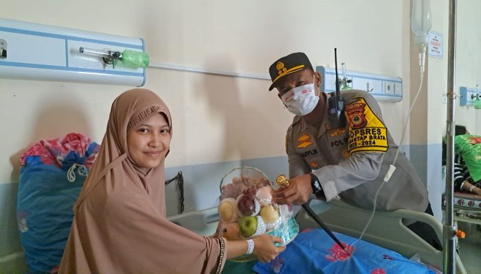 Polri Peduli, Kapolres Palopo Kunjungi Penyelenggara Pemilu Yang Sedang  Sakit