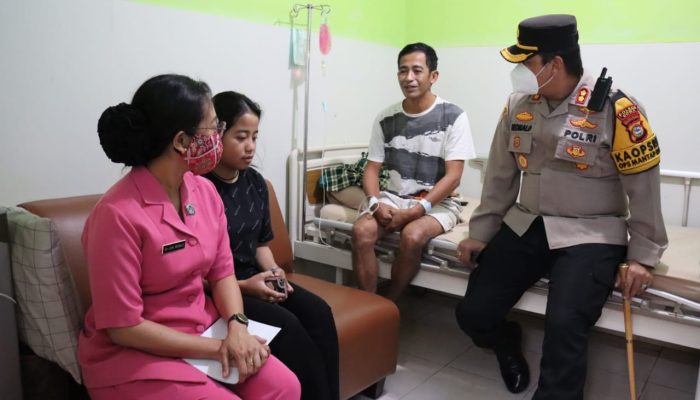 Kunjungan Kapolres Gowa dan Ketua Bhayangkari Cabang Gowa ke Anggota yang Sakit